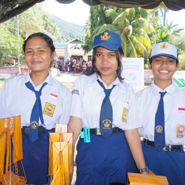 Peserta Lomba Cerdas Cermat pada Pameran Pendidikan di Larantuka