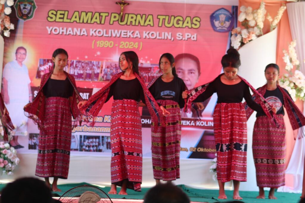 Tarian Kreasi dari siswa pada acara pelepasan ibu Yohan Kolin