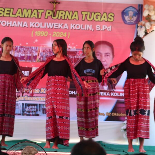 Tarian Kreasi dari siswa pada acara pelepasan ibu Yohan Kolin