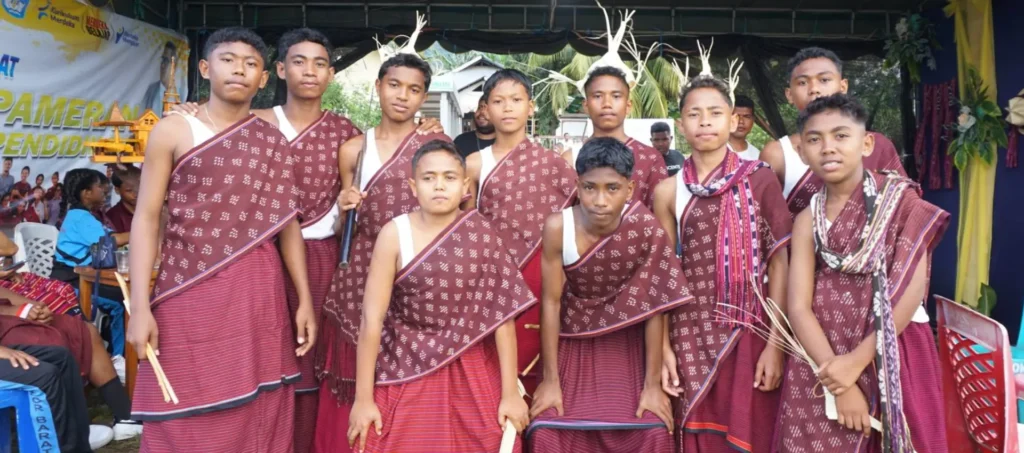 Peserta Lomba Tarian Tradisional pada Pameran Pendidikan di Larantuka