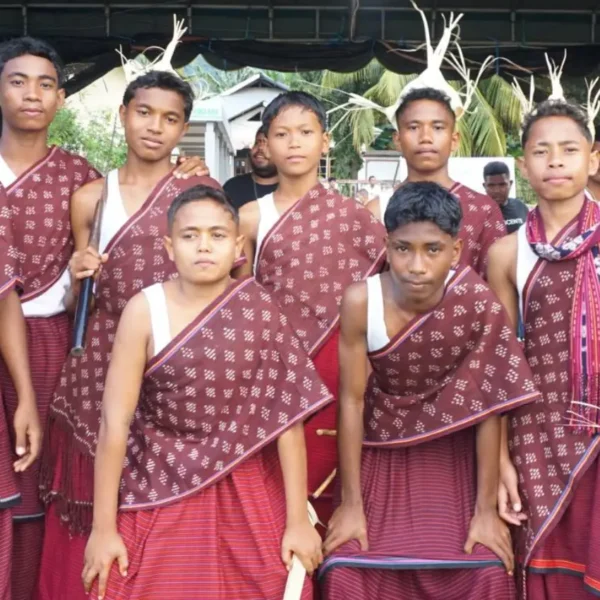 Peserta Lomba Tarian Tradisional pada Pameran Pendidikan di Larantuka
